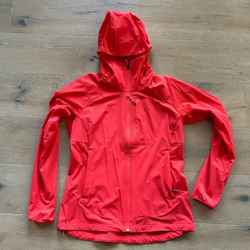 The North Face Women’s lightweight water resistant breathable shell - size M